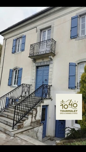 Nouveau portail, premières couleurs… le 1040 avance ✨🏔️
Ces derniers jours, on a bien avancé sur deux sujets très différents… mais tout aussi importants 🛠️
À l’extérieur, le nouveau portail et le portillon ont trouvé leur place pour rendre l’accès au domaine plus pratique et plus sûr.
À l’intérieur, la Bigourdane commence enfin à prendre des couleurs avec la cage d’escalier et notre fameux bleu pigeon 🎨💙

Petit à petit, le chantier quitte le “tout technique” pour devenir aussi plus chaleureux… et ça fait vraiment du bien à voir.

#1040Tourmalet #ChantierEnCours #Rénovation #MaisonAncienne #HautesPyrénées #projetdevie