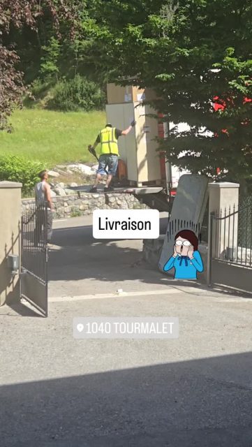 Ça y est… le sauna et le jacuzzi sont installés ! 🧖‍♀️✨
Hier, l’espace bien-être du 1040 Tourmalet a franchi une belle étape… mais pas sans quelques sueurs froides 😅
Il a fallu réfléchir, mesurer, tourner, porter, recommencer… pour réussir à faire passer tout ça dans la grange !
Un immense merci à nos voisins, venus prêter leurs bras et leurs bonnes idées 🙏💪
Sans eux, le jacuzzi serait peut-être encore au milieu du jardin… 😳