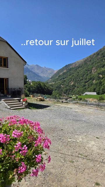 Juillet au 1040 : ouverture, Tour de France et premiers souvenirs
On vous doit bien un petit retour en arrière ! 🏔️
Le 1040 Tourmalet a ouvert ses portes le 8 juillet... la veille du passage du Tour de France 🚴 Entre fatigue, émotion et une envie folle de vous accueillir, on vous raconte comment tout a commencé : le complet pour le Tour, l'ambiance dans la Grange, nos premiers pas dans ce nouveau rythme, et l'aide précieuse de nos proches.
Un mois de juillet intense, mais tellement beau. Bonne vidéo à tous 💛
(Le mois d'août arrive très vite dans une prochaine vidéo !)