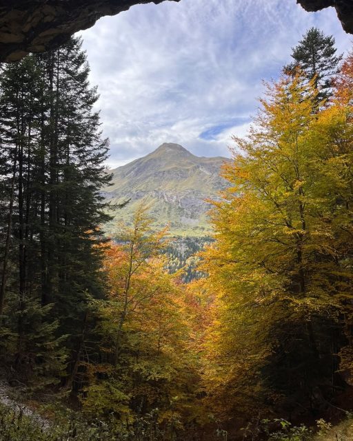 La beauté du cirque de Gavarnie ! Classé au patrimoine mondial de l'Uunesco, au sein du parc national des Pyrénées. Quelle beauté en automne... Le 1040 Tourmalet a fait une pause bien méritée 😉 #bienêtre #pause #nature #Pyrénées