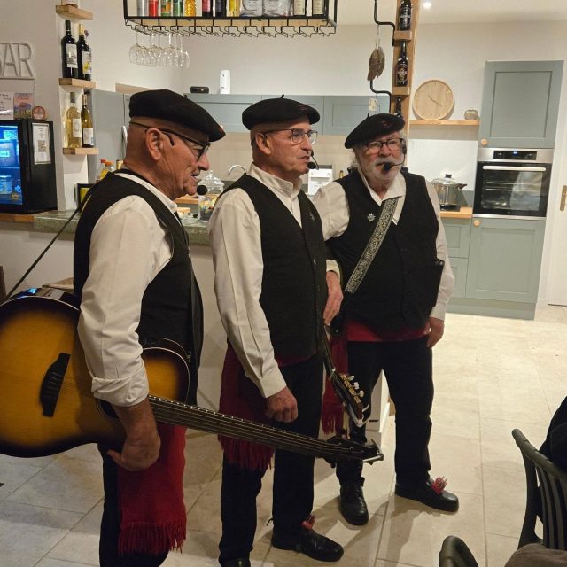 Eths de Bigorra au 1040 Tourmalet. Les chants Pyrénéens ont résonné toute la soirée 🎶 une privatisation pour un anniversaire dans une belle ambiance !